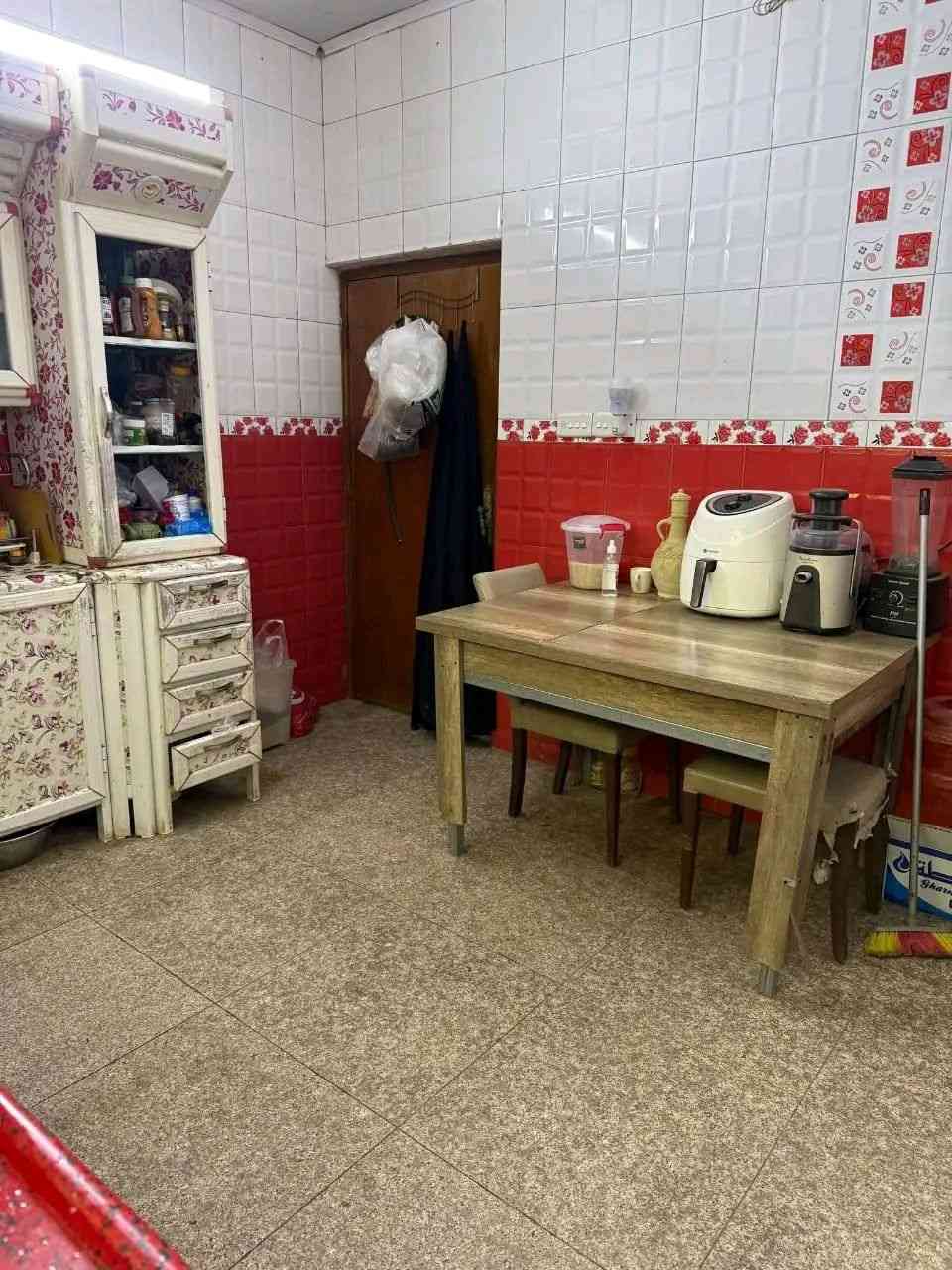 سلام عليكم ورحمة بيت للبيع مساحت ٢٠٠ اربع غرف نوم بيت طابقين بناء حديت كلش مرتي العنوان ابو خستاوي فرع اسواق ابو رفيف السعر ٧٥وبي مجال رقم الهاتف ***********
