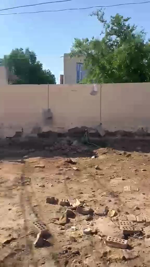 السلام عليكم من رخصت الادمن عندي بيت في الدوانم مقابل النازحين بضهر ابو شمس السعيدي نزلات ابو خوله العارفه البيت مساحته 1640بي بيت وهيكل ومساحه جبيرة وبتلو ماء و كهرباء وسحب قريب والشراب يتصل على هذا الرقم ***********بي خير ويدلل السعر 75مليون وبي مجال قليل

