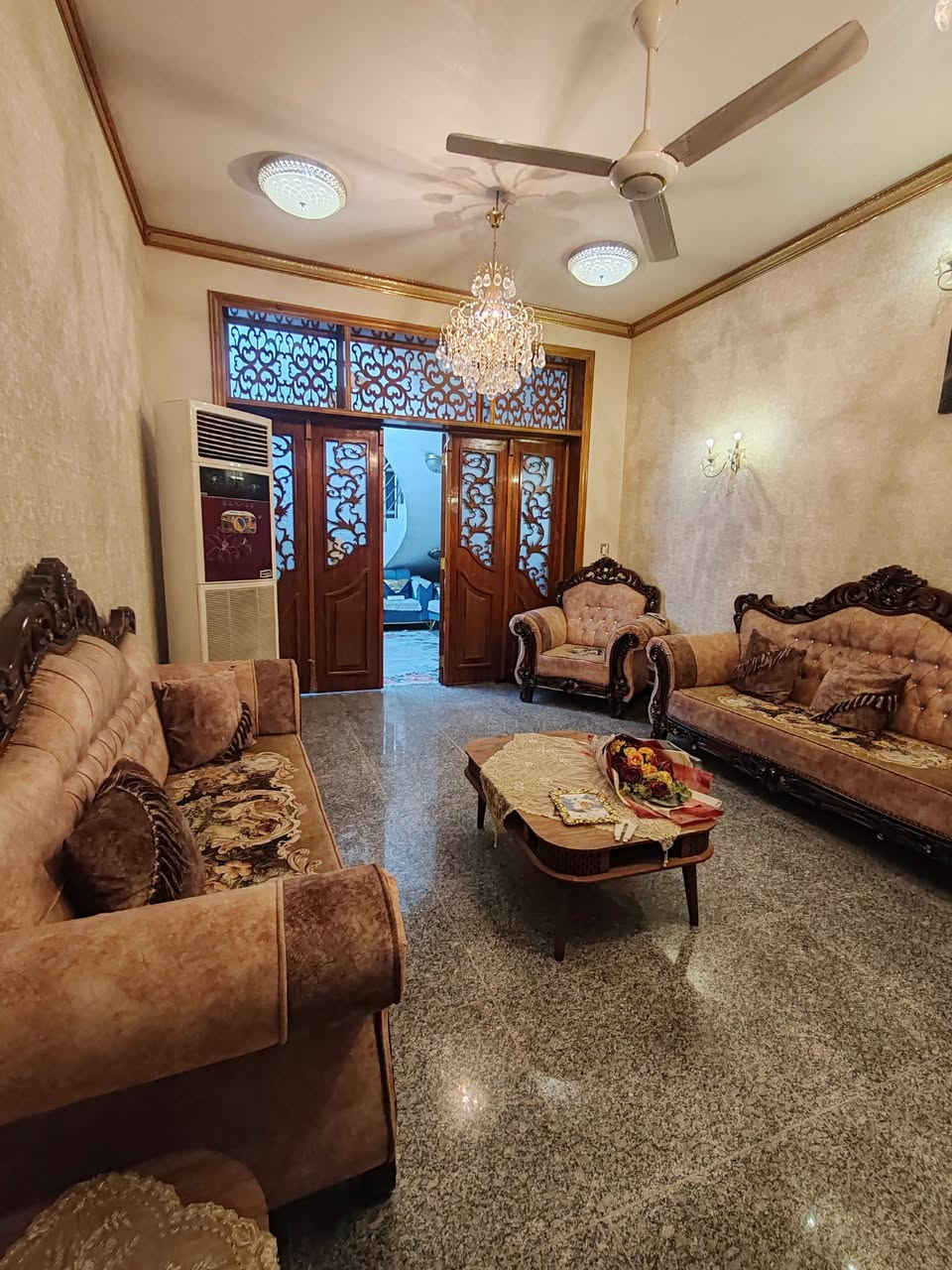 دار للبيع (طابو صرف)
الموقع_ المسيب - حي الجمهورية - قرب شارع البلدية
المساحة _ 190 متر طابقين (موقع مركز القضاء) 
البناء _ مواد بناء درجه اولى من طابوق الدكتور والاساسات شيش اوكراني وسقف مسلح وخريطه هندسية و الارضية كرانيت سنة البناء 2018
السعر_ 240 مليون قابل للعملة
يتكون من..
6غرف نوم  2 طابق ارضي و 4 طابق ثاني مع ملحقات٠
استقبال وصالة ومطبخ ومنور وبالكونة وكراج سياره
بناء متكامل من جميع النواحي عرض الشارع ١٠متر
للإستفسار _***********
               _***********
#مكتب #الماسة #للعقار
