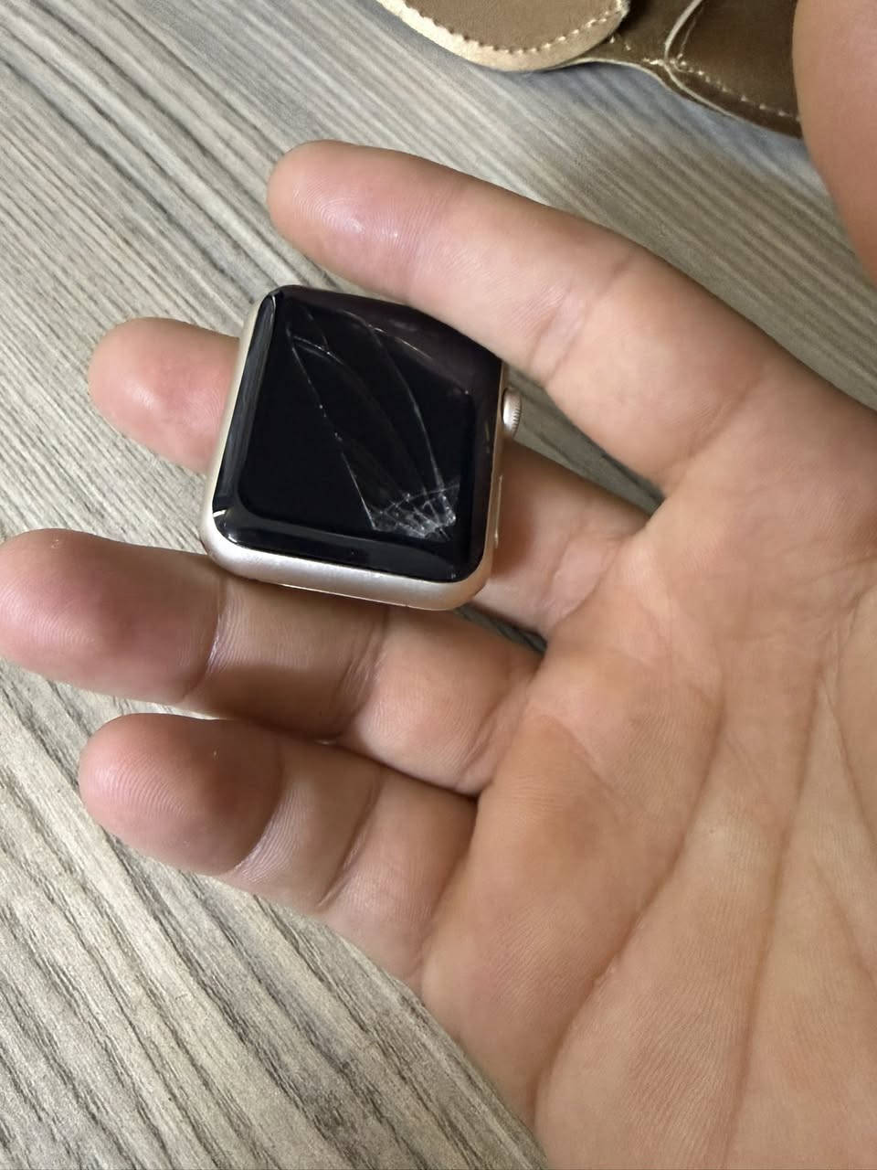 ساعه ابل جيل الاول ساعه نضيفه شحن مالته يطول يوم كامل كلش زينه بس وكعت مني ونكسرت قبل فتره وحطيتله لزكه حمايه بقه بس من جوة مبين الكسر شرط شاشه لا تشمر ولا تعلس وكل مكان لمس شغال التفيدة شاصي بورد بطاريه او تشتريله شاشه بقت يمك مكاني بغداد الاسكان سعرة٢٥ الف رقم تلفون *********** بي واتس
