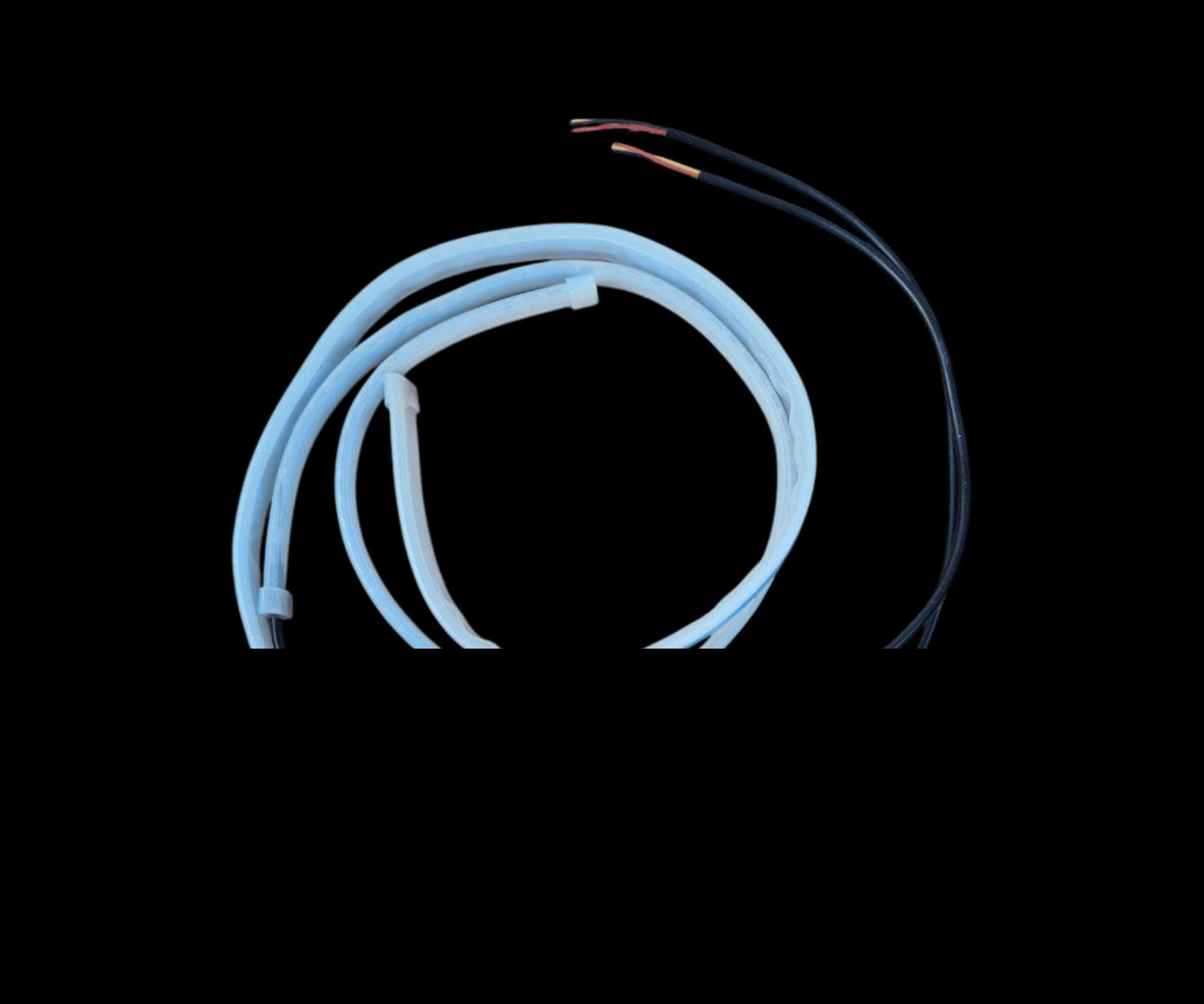 شريط إضاءة أمامي مرن للسيارة (حاجب LED) – 60 سم
استخدامات

إضاءة نهاريةتجميلية لواجهة السيارة وزوايا المصابيح.

تحسين الرؤية الجانبية وإبراز خط الحاجب بشكل عصري.

مناسب لمعظم السيارات 12V وللتعديل الخفيف (DIY).

مميزات

شريط سيليكون مرن “Light Guide” بطول إضاءة 60 سم لكل جهة.

أسلاك توصيل بطول 40 سم لكل شريط لسهولة السحب داخل بيت المصباح.

يعمل على نظام 12V باستهلاك منخفض وحرارة تشغيل أقل.

يمكن تركيبه داخل بيت المصباح أو أسفل الغطاءعلى حافة الفانوس.

مقاوم لرذاذ الماء والغبار للاستخدام اليومي (مناسب للهيكل الخارجي).

يأتي قطعتين (يمينيسار) لمظهر متناظر.

محتويات الصندوق

2 × شريط LED مرن 60 سم(يمين + يسار).

أسلاك توصيل مثبتة على كل شريط (≈ 40 سم).

العلبة: 16 × 15 × 3 سم.

طريقة الربط

يوصل على بطاريةACC السيارة 12V:

- السلك الأسود: سالب (هيكل السيارة).

- السلك الأحمر: موجب الإضاءة الأساسيةACC.

- سلك ثالث ( أصفر): يُشبك مع مثبت إشارة الانعطاف لنفس الجهة للحصول على وضع إضافي (مثل وميضنمط ثانٍ).

- نصيحة: جرّب التوصيل قبل التثبيت لتحديد وظيفة كل سلك بدقة.

ملاحظات

يفضّل التركيب لدى كهربائي سيارات، أو التأكد من العزل الجيد بعد التوصيل.

نظّف سطح التركيب جيدًا، وثبّت الشريط بمحاذاة حافة الفانوس.

المنتج مخصص لجهد 12V فقط (غير مناسب لـ 24V).

تجنّب تعريضه مباشرةً لماء الضغط العالي بعد التركيب.


**إذا كنت صاحب هذا الإعلان وتريد حذفه لأي سبب، رجاءا أرسل رسالة إلى الدعم الفني**