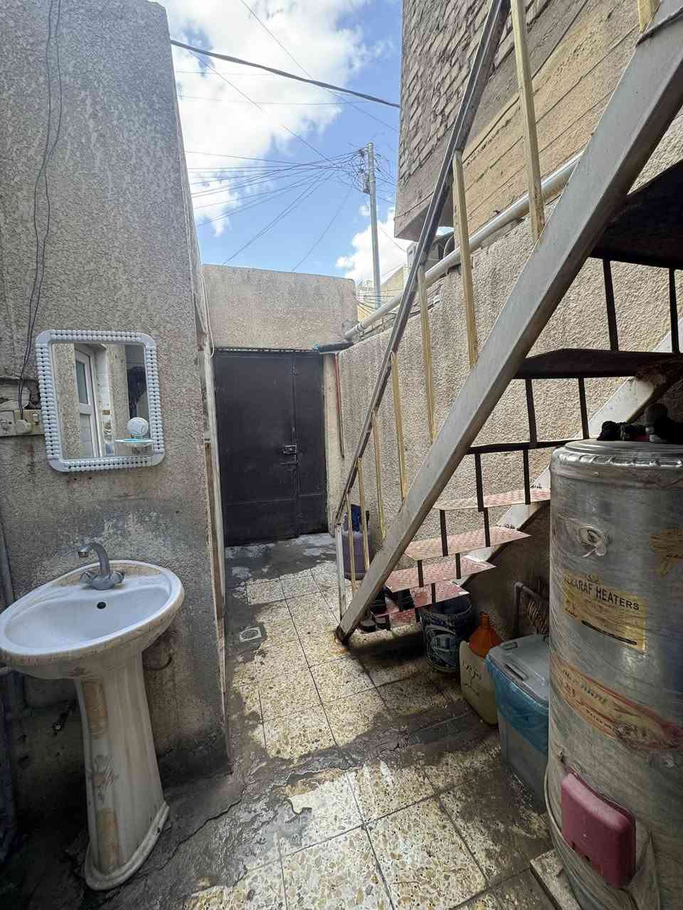 السلام عليكم ورحمة الله وبركاته
نصف قطعة للبيع مساحة (72 متر) 4✖️18
بغداد مدينة الصدر قطاع (60) حي الأكراد
يقع بالفرع العريض قريب على شارع الرضوي وسوق الرضوي مقابل جميلة الثانية
الطابق الأرضي مسلح والطابق الثاني الغرفة عكادة  

للأستفسار الأتصال على الرقم 

‭0787 584 4003‬
