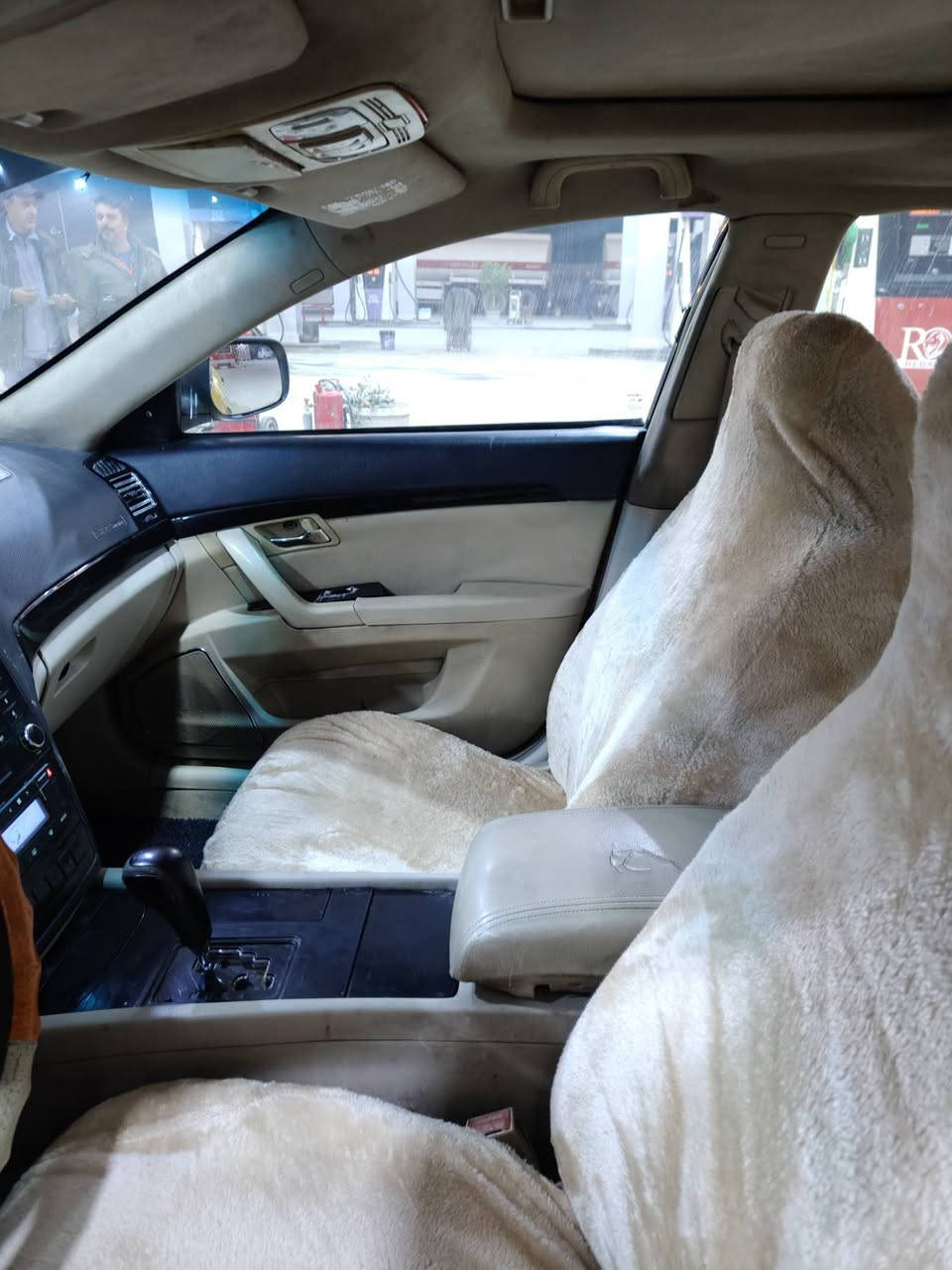 السلام عليكم بيع او مراوس امكراند سي8الحجم الكبير مديل 2012فول مواصفات فتحه حساسات تخم تاير محوره  مكينه كير كورله الحديث حجم المحرك 2000 حداديه نضيفه مكفوله من الضربه القويه اصل اسود عليها هيئه 50الف مصفره غرامات رقم ذيقار سنويه ل29 مداور ثاني يوم المكان نجف السعر 38 مكلف بنشر الاتصال عله الارقام ‪***********‬‏‏‏
