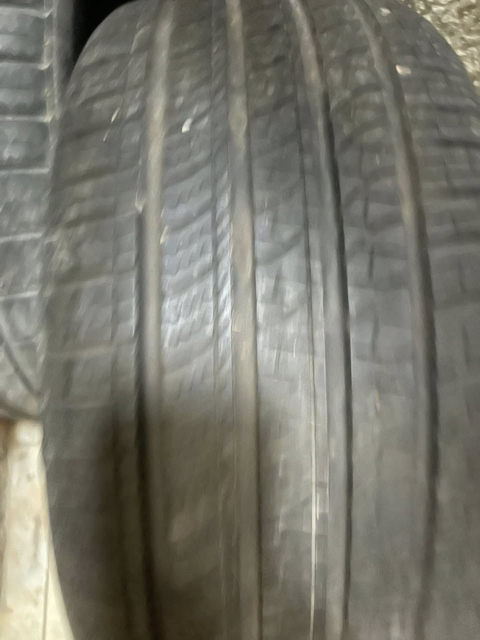 تاير نوع بيرلي مال سيارة k5 مال حاوية تفصيخ اخو جديد
***********
