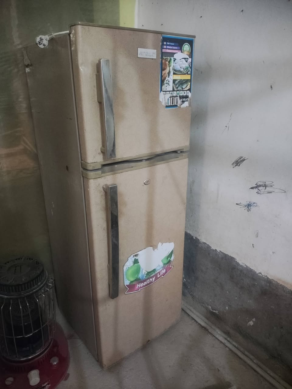 ثلاجه بيه عطل ما عرف عطله بسبب لكهربا للبيع لسعر 25 بلاش نضيفه ***********
