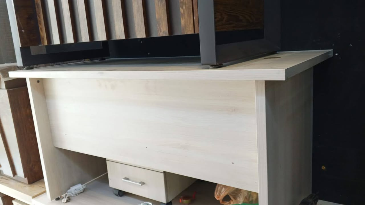 اميوزه مكتب مستعمل قليل مع كراسي دوارة عنوان بغداد مدينه الصدر قطاع 24 واتساب ***********
