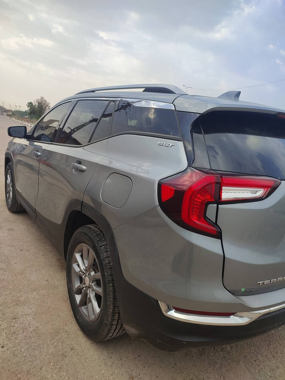 جمسي تيران ​الموديل: 2024 (أحدث جيل). تترقم جميع المحفظات معدا الاقليم 
​الفئة: SLT (كامل مواصفات ما عدا الفتحة).
​المحرك: 1.5L Turbo (قوي واقتصادي جداً بالوقود).
​ناقل الحركة: أوتوماتيك 9 سرعات.
​المواصفات الداخلية والترفيه:
​المقاعد: جلد فاخر (Perforated Leather) مع تطريز مميز.
​التحكم: كراسي كهرباء (8 اتجاهات) مع ذاكرة خزن لوضعيات القيادة.
​التدفئة: تدفئة للمقاعد الأمامية وللمقود (ستيرنج).
​الشاشة: شاشة كبيرة 8 إنش تدعم Apple CarPlay و Android Auto (لاسلكياً).
​النظام الصوتي: نظام Bose العالمي بـ 7 سماعات (صوت نقي جداً).
​التكييف: مناخ مزدوج (تحكم منفصل للسائق والراكب).
​الأنظمة التقنية والأمان:
​التشغيل: بصمة وتشغيل عن بُعد.
​الصندوق: باب خلفي كهربائي (يفتح بحركة القدم - Hands-free).
​الأمان: رادار تصادم، نظام الحفاظ على المسار، تنبيه النقاط العمياء، وكاميرا خلفية عالية الدقة.
​الإضاءة: LED بالكامل (تصميم GMC المميز).
​تحديد مسار 
سياقة ذاتيه 
وبعد بيها مواصفات ما ذاكرها 
الحادث خفيف بنيد فقط راجع عل بارد  صورة الحادث مرفقه مع الصور 
​للتواصل والاستفسار:
​السعر: [ 185 ورقه ]
​رقم الهاتف: [***********]
​الموقع: [البصرة قرنه ثغر ]
