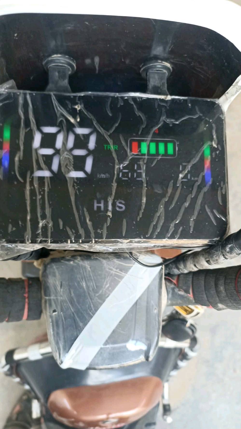 دراجة شحن للبيع
هسه هذي دراجة الشحن شنو موديلها بالضبط وكم واط/فولت بيها؟ وهل هي كهربائية لو بنزين؟: 
1 (موديل 2024) 2 (1500 واط) (60 فولت)
البطاريات شكد عددهن ونوعهن شنو، وكم تمشي بالشحنة الواحدة تقريباً؟: 
1 ( عدد بطارية 5 ) 2 (يمشيك شاحنة وحدة 20/30 كيلو) 
بيها أي عطل أو شغل ناقص أو صيانة مطلوبة؟ مثل الشاحن، المفاتيح، الأضوية، البوري، أو أي قطعة مفقودة؟: 
مابي اي نقص اذا بي مرجوع گدامك تفحص تودي 
وين مكانك بالضبط بالعراق؟ وهل متوفر فحص وتجربة قبل الشراء أو توصيل داخل المحافظة؟: 
كركوك حي البدر  توصيل ماكو  اي تفحص يمي تشوفة تودي مبروك علية (هاي رقمي ثاني فقط واتساب ***********) 😍