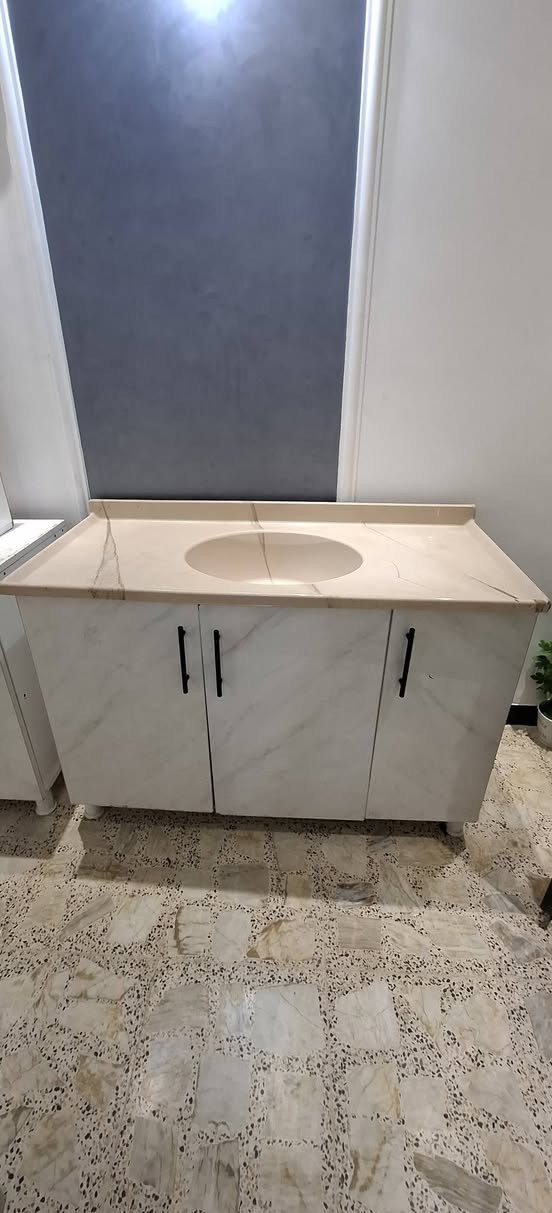 كاونتر مطبخ MDF مستعمل للبيع
​النوع: كاونتر مطبخ قطعتين (علوي وسفلي) + ميز مغسلة (سينك) منفصل.
​المادة: خشب MDF متين بنقشة رخامية بيضاء حديثة وعصرية.
​الملحقات: يحتوي على رفوف مفتوحة وخزائن مغلقة مع مقابض سوداء أنيقة.
​الحالة: مستعمل بنظافة ممتازة وجاهز للاستخدام الفوري.
​السعر: 125 ألف دينار (وبي مجال للشراي الصامل).
​للتواصل والاستفسار: 📞 ***********
