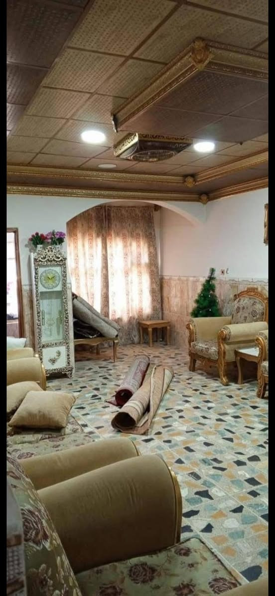 فر
دار للبيع  بيع مستعجل جداً والسعر مناسب جدا 
السعر 215مليون  بيها مجال قليل 

طابو ملك  صرف بناء 2016  
الدار يحتوي على ١٠ غرف نوم 
موقع الدار الواسطي مطل على شارع عبد الرحمن خلف صيدليه الواسطي  منطقه هادئه جداً ونضيفه 
 مساحه الدار 218 متر 
الدار يتكون من ثلاث طوابق وكل طابق يشمل الصحيات 
الطابق الاول 
يتكون من ٣ غرف + مطبخ + وصحيات وترك عدد ثنين مع استقبال 
الطابق الثاني
 يتكون من ٤ غرف  واحده منهم تحتوي على بلكونه + صحيات وايضاً ترك 
الطابق الثالث
 يتكون من ٣ غرف مع سطح عدد ثنين + صحيات 
ويحتوي ايضاً على صحيات خارجيه + كراج للسيارات كبير ايضاً

الاستفسار*********** او زيارة المكتب ارو
