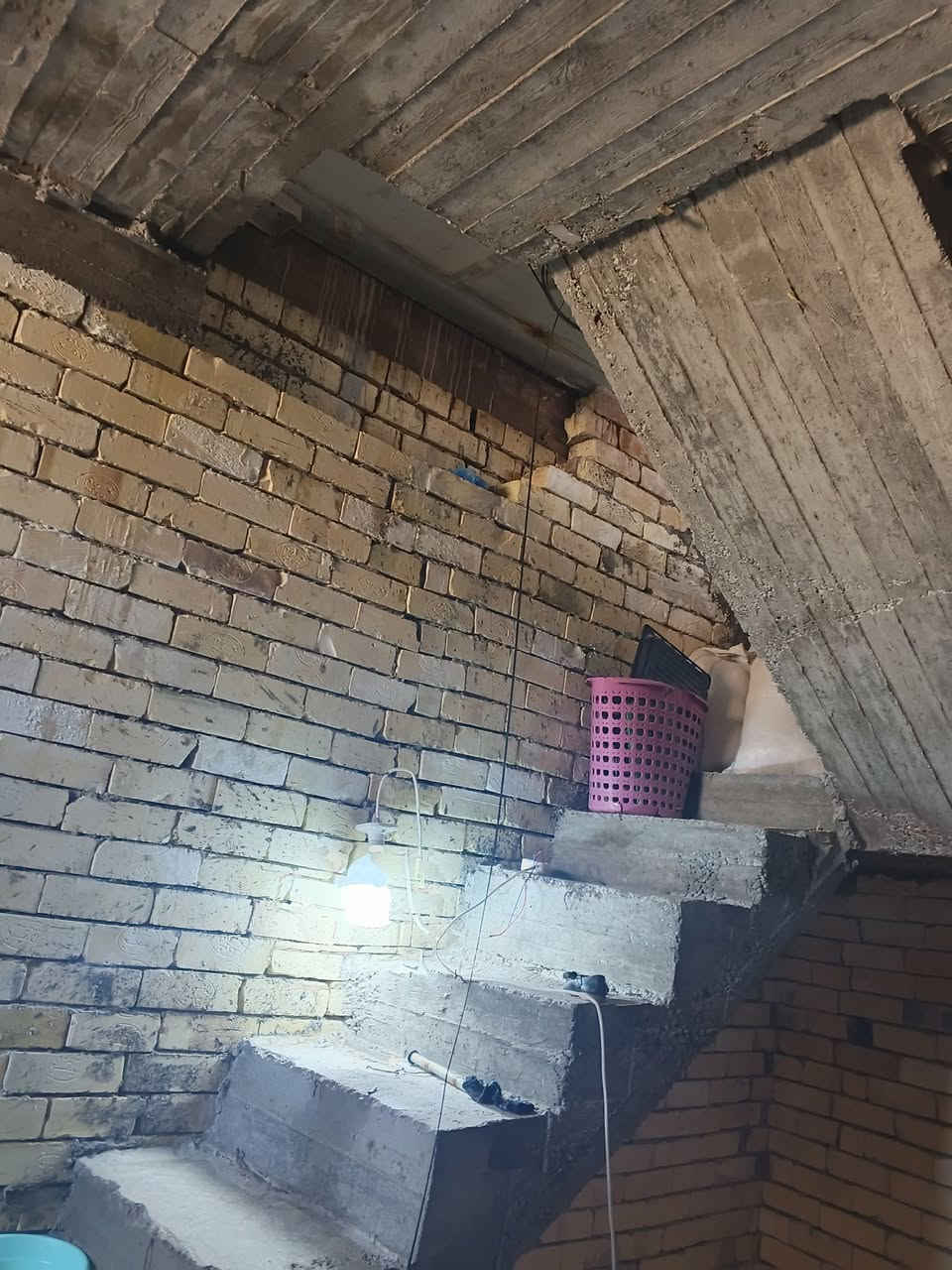 السلام عليكم بيت 58متر بسكينه 2/8زرعي قابق ونص الفوك ماه جاهز ولجوه كله جاهز شغل كله درجه اوله سعرع 65 الله شاهد بيت مفول ***********
