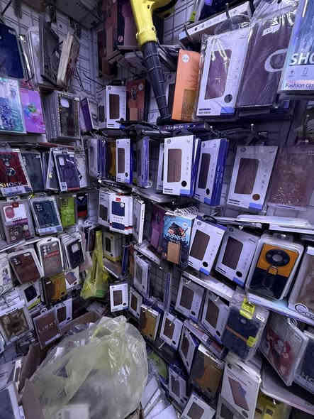 اكسسوارات موبايل للبيع تصفيت محل المحل كامل من كفرات ولاوصق وشاحنات وسماعات ما يقارب بيه اکثر 5000كفر 90% انواع حديثه
ودفتري 
وشفاف 
للاستفسار ***********
