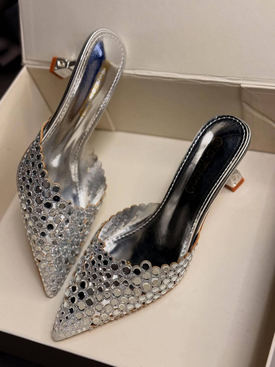 جديد NEW

كوالتي عالي جداً 

Size 37.38.39.40.40.41

شغل يدوي 
دبّان طبي 

كعب 5cm

اسود ذهبي  فضي 

للحجز والاستفسار دايركت 

كوني هنا viola 
الثقه. الراحه. الجمال


**إذا كنت صاحب هذا الإعلان وتريد حذفه لأي سبب، رجاءا أرسل رسالة إلى الدعم الفني**