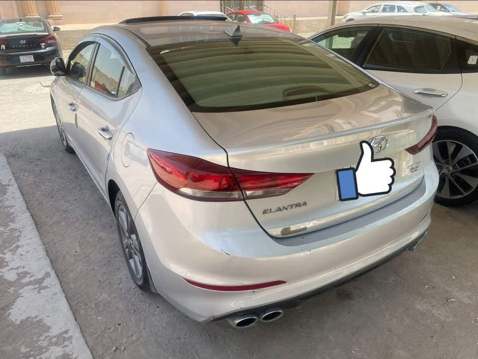 النترا ١٨ امريكي فول بصمه فتحة ويل كب ليبل واحد بدون تبديل بدون صبغ بدون ايرباك حادثه تبديل دعامية وبدنه فقط 
السياره حرة بأسمي 
ماشيه ٨١٠٠٠ تخم تاير جديد 
كفالة محرك وكير وتبريد ثلج بس بيها ملاحظات بسيطه 
السعر ١٢٥ وبيها مجال 

***********
