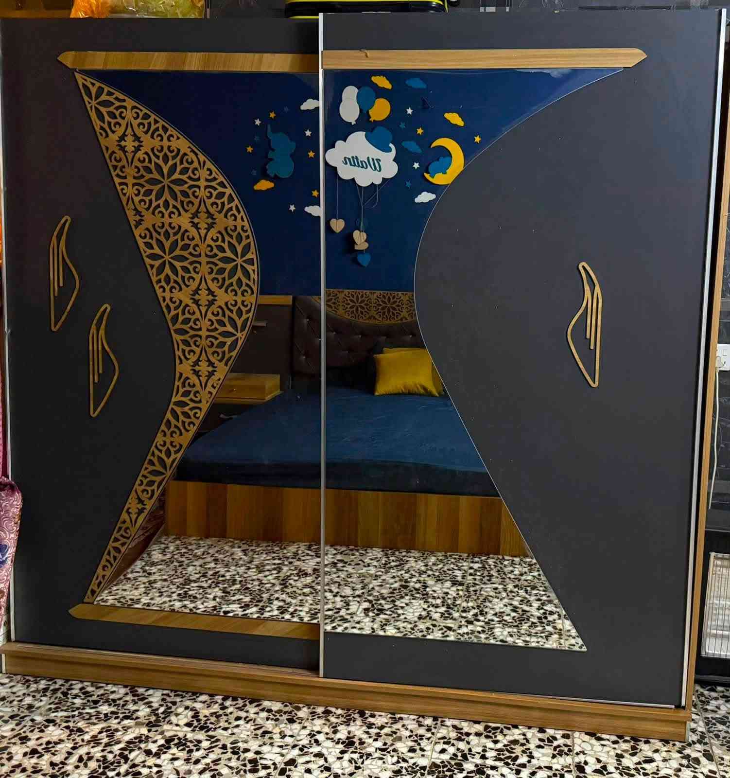 السلام عليكم عندي اغراض بيت مستعمله 
ثلاجه نوع دنكا نضافه فول 
وخير من الله مابيه اي نقص 
غرفه نوم تركي 5 قطع نضافه 80‎%‎ 
لشراي يتصل بي خير ويدلل 
***********

