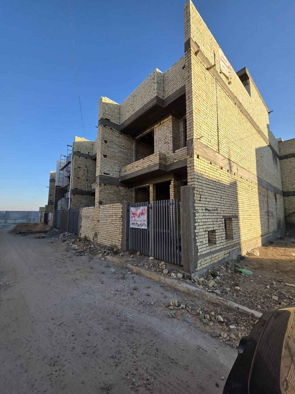 هيكلين متلاصقات طابو زراعي سند ٢٥ كل هيكل مساحته ١٠٠م واجهة ٦:٢٥م ونزال ١٦ م
الموقع قرب الشارع العام خلف المنطقه الصناعيه مقابل شارع مدير الأمن 
ت: ***********
