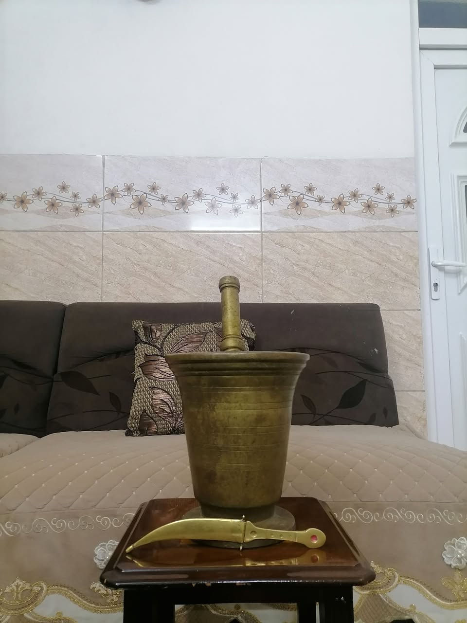 السلام عليكم ورحمة الله وبركاته جبنالكم تحفه فنيه من اندر النوادر هاون بغدادي امخدد ارتفاع ٢٤ وا ربع امخدد داخل وا خارج وا ارتفاع اليدا ٣٧ الوزن ثقيل هاون رقم واحد للبيع السعر خاص مكان موصل وا لا يوجد لدي توصيل وهذا رقمي *********** موجود واتساب علا هذا الرقم
