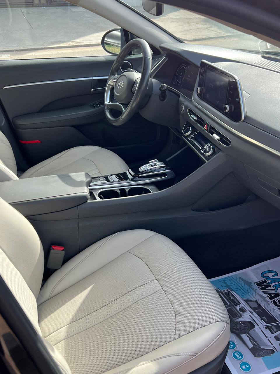 السلام عليكم
سوناتا 2020 
فول بدون فتحة 
كشنات جلد ابيض +تحكم +تدفئة 
ستيرن تدفئة 
تبريد قطعتين 
شاحن لاسلكي
حادثها جاملغ خلفي وصندوك بامريكا 
وبالعراق جاملغ وشويه من البنيد 
بدوون أيرباگ 
سعر / 135 ورقة 
صور امريكا والسونار موجود 👇🏻

مكانها / الفلوجة
‏‪***********‬‏
