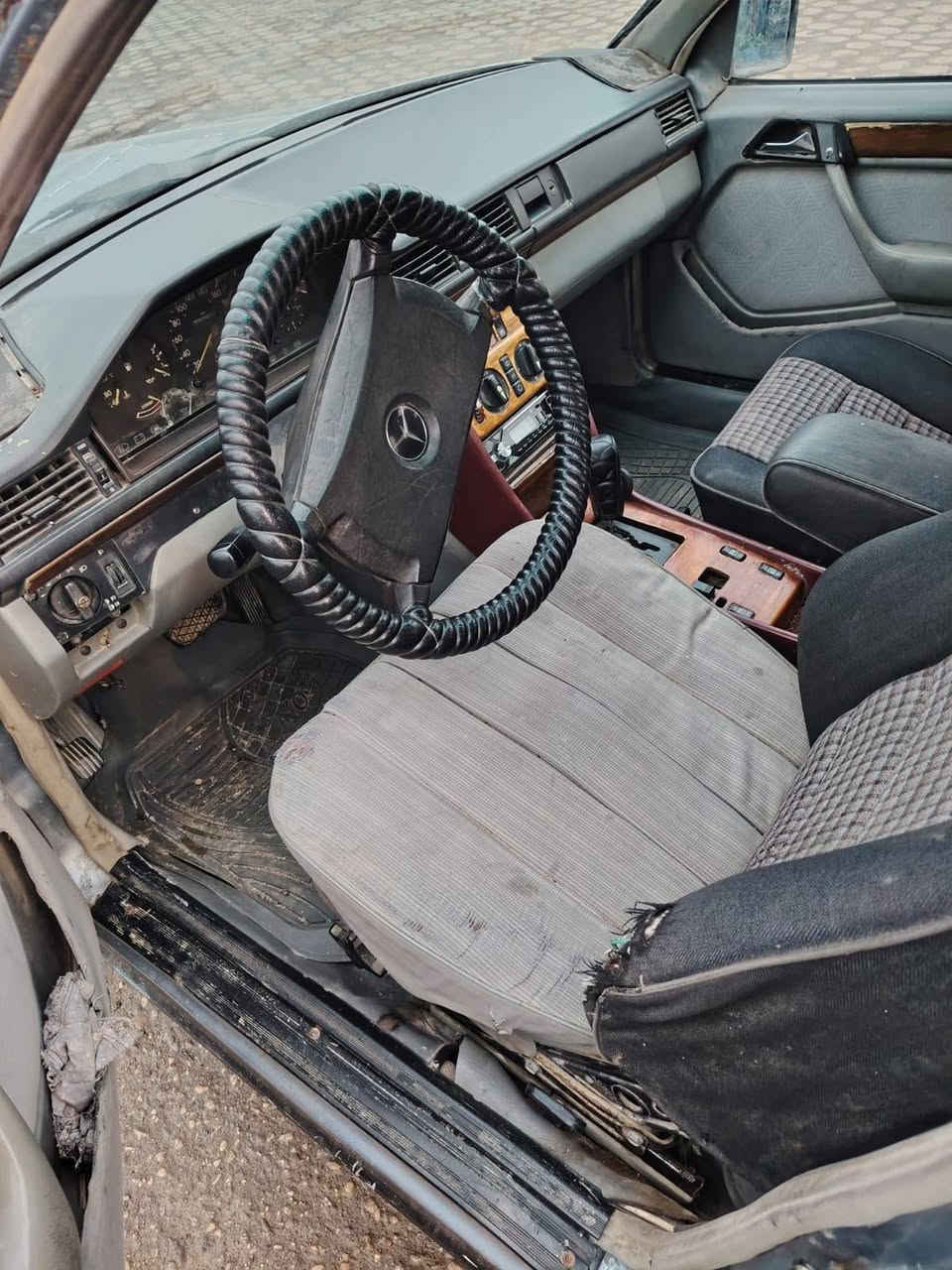 للبيع مارسيدس. دب. موديل ٨٥سيارة جديدة وجاهزة بأسمي. سنوية جديدة. لحد٢٠٣١العنوان مركز ميسان. للاستفسار ***********. السعر ٣٥.كير ومكينة بطة
