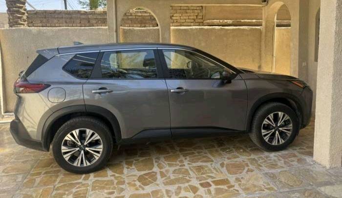 السيارة المعروضة هي نيسان روج جديدة ومصانة بشكل جيد. تمتاز بلونها الفضي الجذاب وتجهيزاتها الحديثة. تحتوي السيارة على نظام ذكي للتحكم وتوفير الراحة للسائق. مثالية للقيادة في المدينة وعلى الطرق الطويلة.