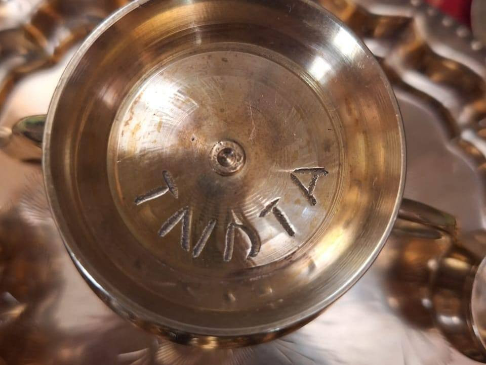 طقم انتيك نحاس صناعه هندي
مكون من صينيه منقوشه 
وبراد شاي
و٦ فناجين 
و سكريه 

يمكن وضعه كأنتيك في النيش 
او كهديه فاخره مميزه


**إذا كنت صاحب هذا الإعلان وتريد حذفه لأي سبب، رجاءا أرسل رسالة إلى الدعم الفني**