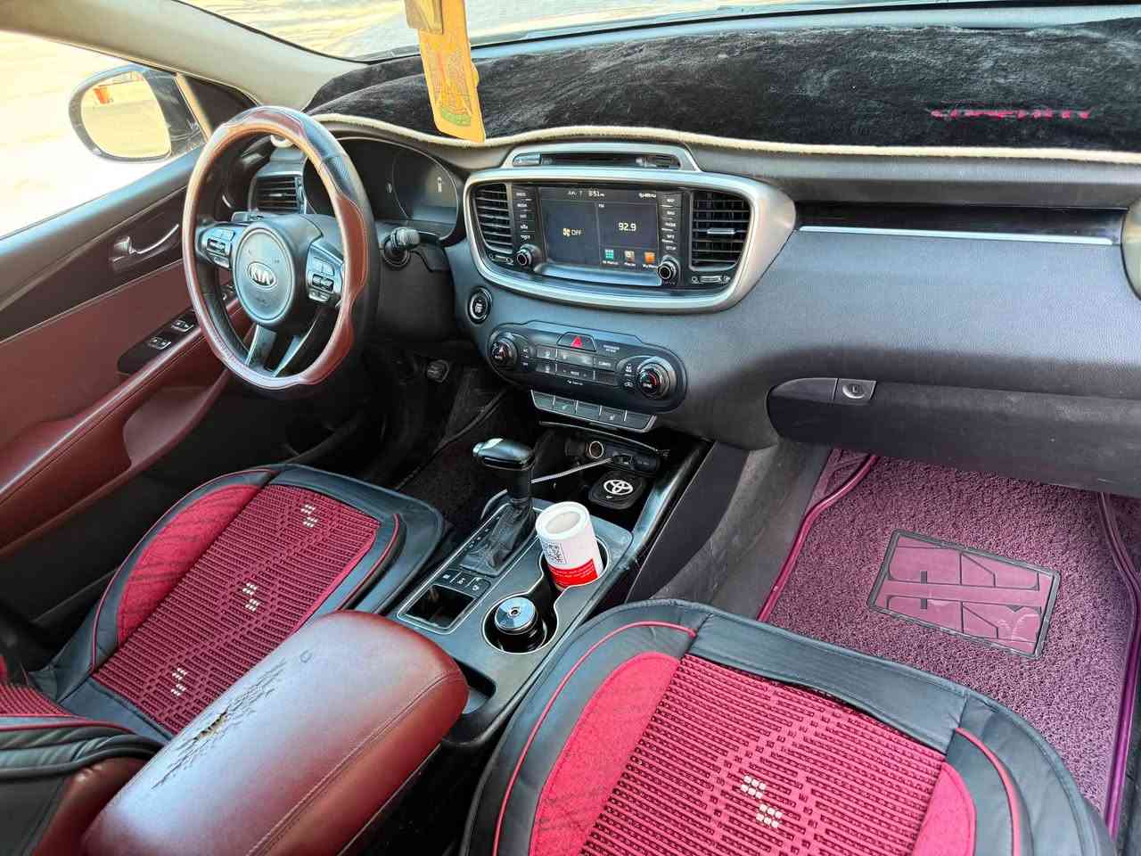كيا سورينتو 2017 اعلى فئة  SXS فول مواصفات  1/1 داخل ماروني وارد امريكي سرقة وتبديل 3 قطع بدون حادث 
محرك 6 سلندر (3.5L) 
 تايرات وبطارية جديدة. 
المواصفات:
- سقف بانوراما
-تشغيل بصمة
- فول تحكم ستيرن 
-كراسي الأمامية كهرباء 
- تدفئة / تبريد 3 قطع 
- تدفئة  كراسي
- مثبت سرعة 
- سماعات محيطي-infinty 
- مري شفط 
- صندوق كهرباء
- شاشة ابل كاربلاي - Apple CarPlay
- نظام ترحيب 
- نظام فور ويل درايف
- داخل نضيف جداً
- ٤ وضعيات قيادة
- حساسات امامي خلفي
وبعد بيها هواي مواصفات ما مذكورة. 
السعر 168
للتواصل ***********

