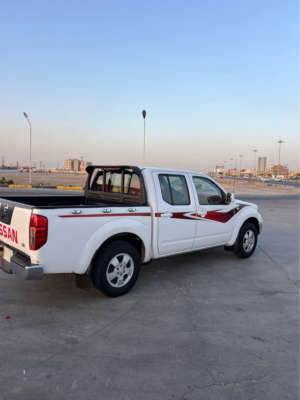 السلام عليكم للبيع نيفاره 2013رقم بصره تحويل ثاني يوم سياره جاهزه مكينه كير حداده تخم تاير تبريد ثلج تحكمات استيرن شاشه وكامره اشاره بل مري سياره جاهزه ما تصرف عليه الف العنوان البصره ***********  
السعر 90وبيه مجال
