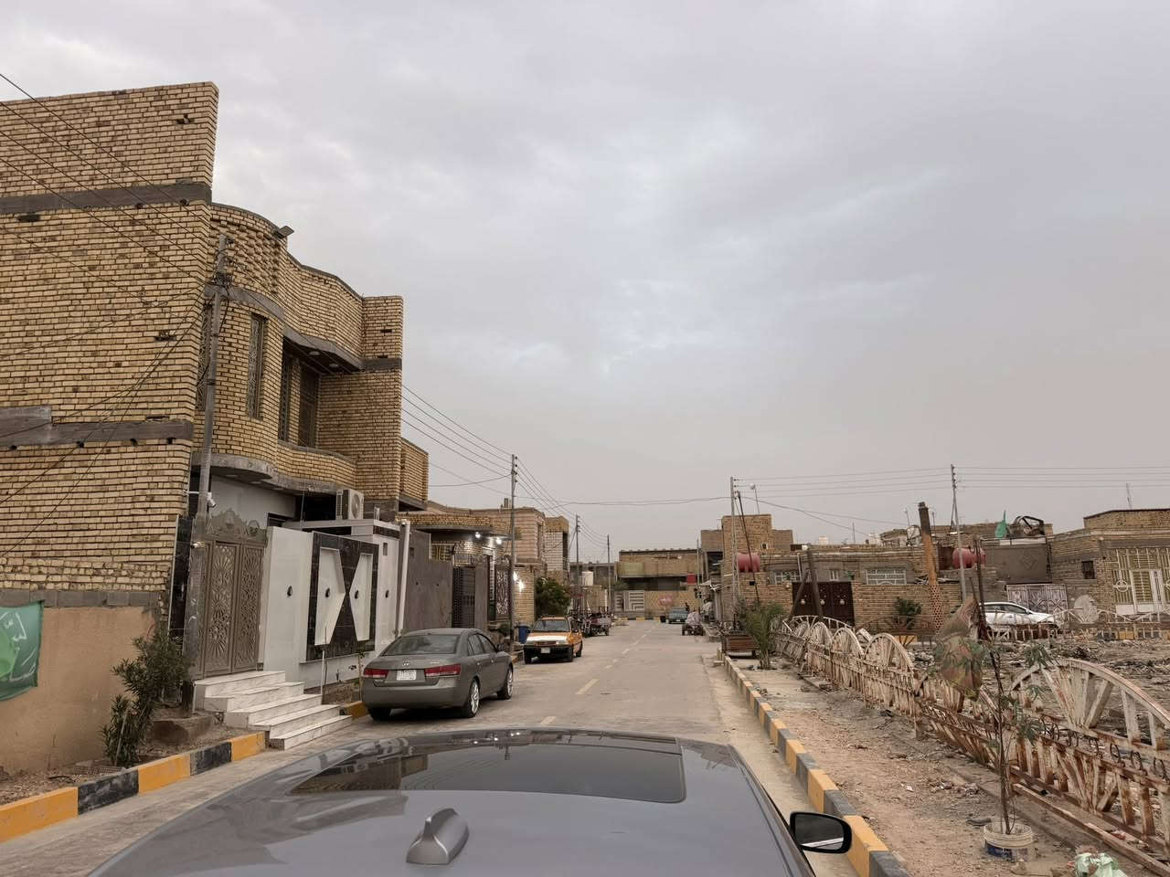 سلام عليكم يوجد دار للبيع حي العسكري شارع ميلاد او شارع مركز شرطه خلف مجمع علاء الحمداني على ساحه مساحته 200 متر غرف 5 وصاله 2 ومطبخ واستقبال وصحيات دخليه وخارجيه 
للاستفسار اتصل على 
***********
***********
ابو مرتضى الحسناوي@
