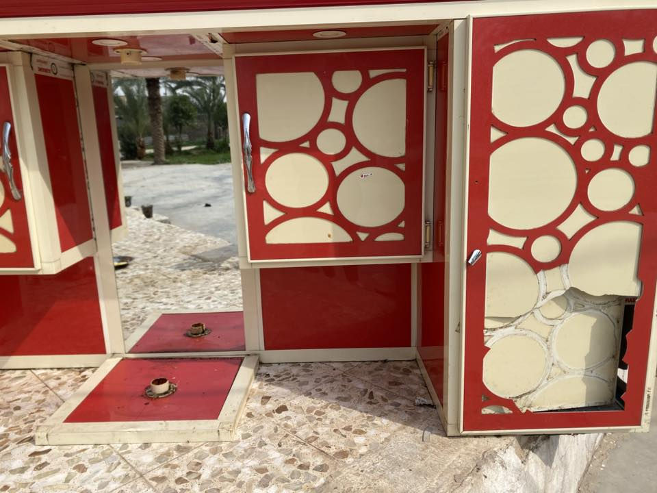 سلام عليكم كاونتر ألمنيوم مستخدم مثل ما موضح بالصور وتصليحة بصيط كاونتر نضيف فقط كسر بي السعر قيم باليرضي بي الله العنوان بغداد الحسينية التواصل ع رقم *********** .
