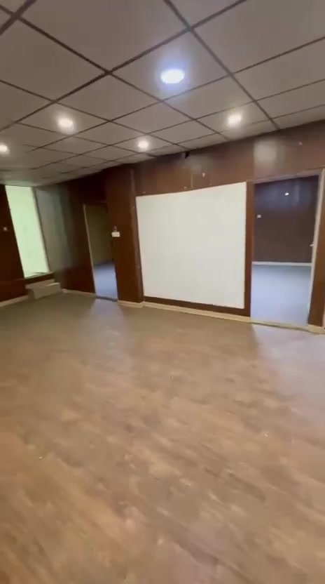 ✨ شقة تجارية للإيجار – اليرموك ✨
📍 وسط مجمع تجاري حيوي – شارع 20  
🏢 طابق ثاني | مناسبة جداً لمركز تجميل نسائي 
أو عناية او سكن موظفين مطعم 

📐 120م² | واجهة 12م  
⚡ كهرباء 24 ساعة  
🛍️ محاطة بخدمات ومحلات ومراكز حيوية
📍 مقابل مركز شرطة المأمون والمنصور 
💰للايجار الشهري مليون 300 
📞 للاستفسار والمشاهدة 
***********وتساب
🔎 رمز العقار : 323
