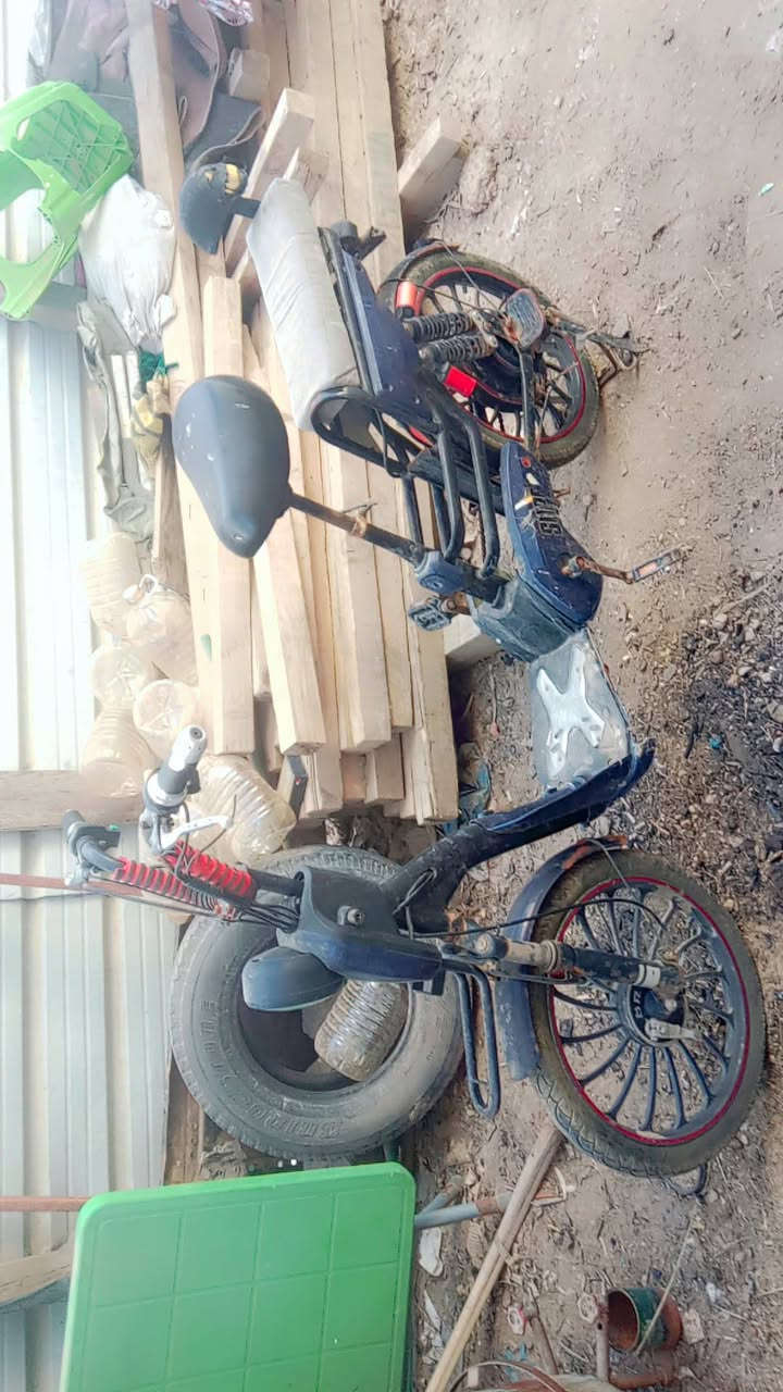 سلام عليكم دراجه شحن نضيفه  عوزع بس بطاريات *********** مكان نجف كوفه

