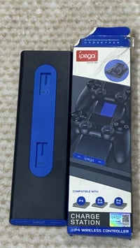 شاحن وايرلس PS4 iPega للبيع - ممتاز، يشحن يديتين  بس معوز قطعة شحن الد...