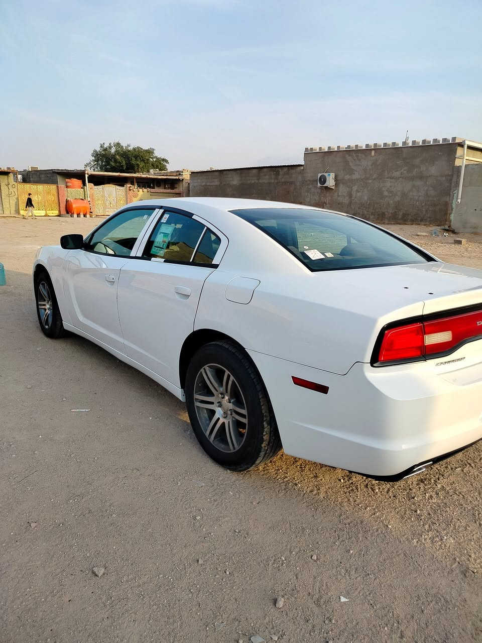 السلام عليكم 
جارجر مديل 2011 كلين ستخدام شخصي بسمي 
سياره بيه 3 قطع باردات بسيطه كفاله من الصبغ والضربه سعر 145 
مراوس بكوري حسب القناعه 
الاتصال *********** بغداد, العراق
