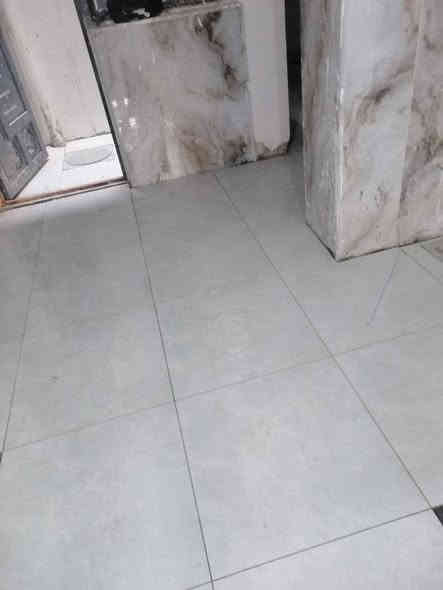 السلام عليكم خلفة سيراميك شغل درجه اولئ نشتغل لوح ارضي وجداري وتصفير الارضيه بالماده الاصقه***********
