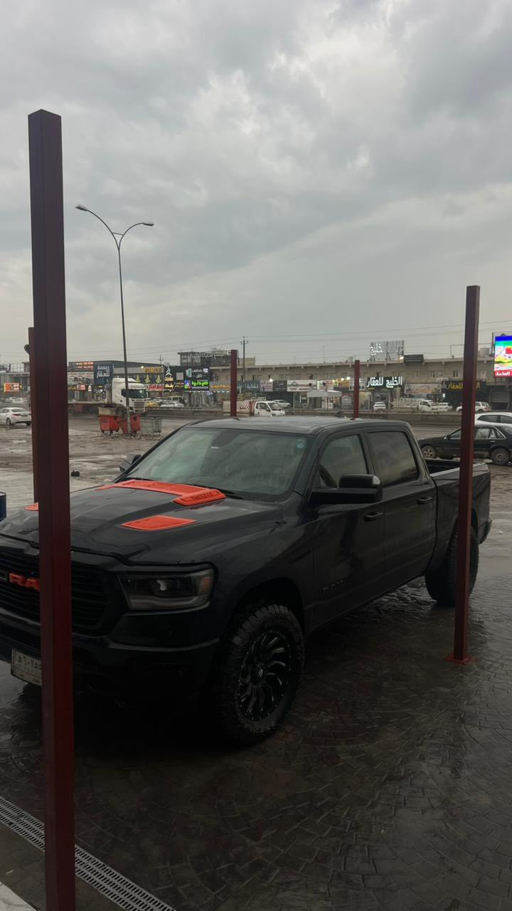 السلام عليكم للبيع ارخص رام بالعراق 
بگ هورن موديل 2021 
8 سلندر 
باب طويل بدي قصير 
قبل سبوع شديتلها بجم اسود وتخم تاير وويل جبلي بالتايرات صارت ب 20 ورقة سيارة كلش نظيفة بيها فقط شخط مال واحد ابن زنا شاخطها بالجاملغ الخلفي 
حادثها مرفق بالصور واليوم اريد لبيعها متوازي 
سعر البيع 250 ورقة والله بلااااااش 
هاتف ***********
