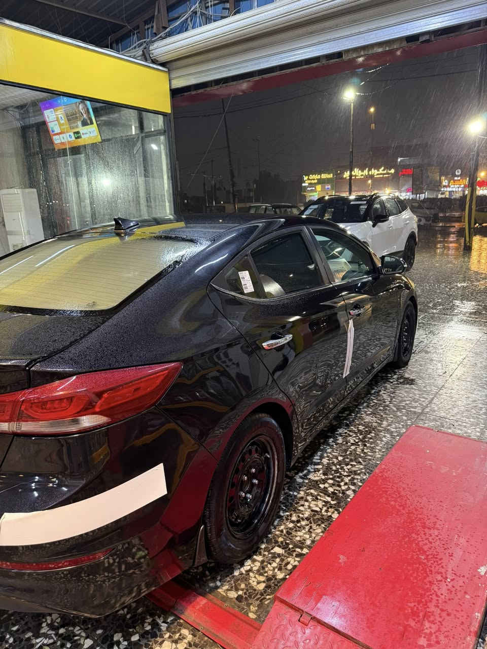 السلام عليكم الإنترا 2017 فئه s ماعدا الفتحه سياره نضيفه ادامه كامله تخم تاير دوشمه سياره جاهزه لاخر حبايه. وارد أمريكي ضررها بنيد صبغ ورصعه بلباب بدون تبديل ليبل واحد سياره كفاله  منضومه لايت زنون رقمها اربيل باسمي  مكانها بغداد البنوك مستعجل عل بيعه 120 الشراي يتصل ***********
