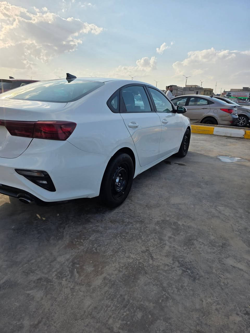 كيا فورتي مديل ٢١ رقم بصرة محرك ٢٠٠٠ دوش حادثهه جاملغ وبنيد بدون ضربة داخليه سياره جديده وجاهزه من كلشي مابيهه اي نقص محرك وكير وحداده وتبريد شرط الفحص سعر ١١٥ عنوان بصرة هاتف 📱 ***********
