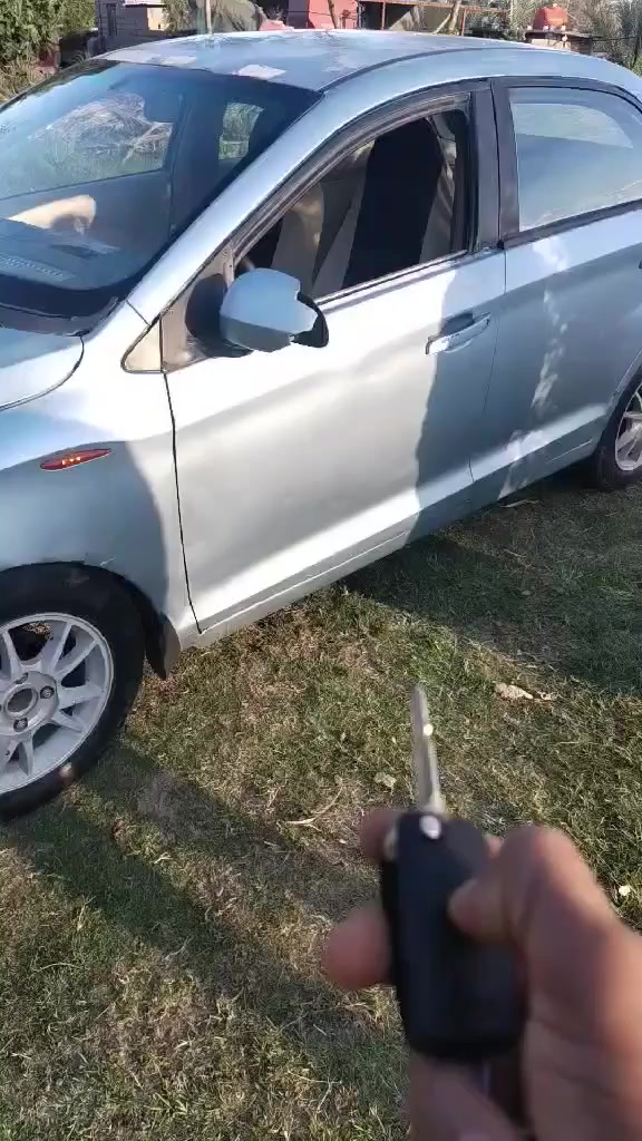 السلام عليكم ورحمة الله وبركاته شيري فلاوين رقم قادسيه مكينه وكير شرط لاتنقيص ولاتبخير سياره تخبل مرشوشه حزام بدون ضربه سنويه صاقطه صار سنتين شرط لمداور تبريد ثلج 🥶ويه لسويج تخم تاير جديد حداديه ٧٠بل ميه كهربائيات كوله شغاله سنتر لوك شغال تخكمات رايده ب ٢٨ وبيه مجال بصيط مكاني حله قريب ع صدر لدغاره وهاذ رقمي ***********
