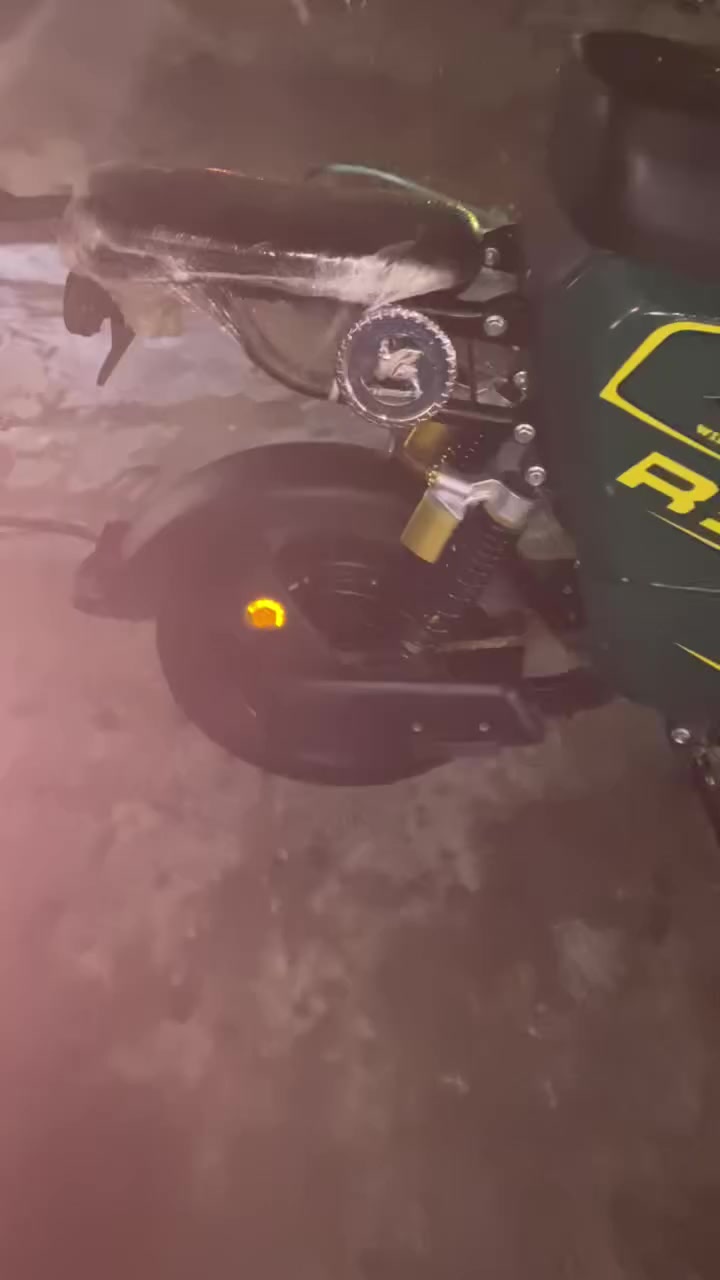 سلام عليكم دراجه شحن ار تسعه موديل2025 الدراجه حلوه وبيهاا شخوط بصيطه والبطاريات بيهن نفخ بسيط كلش الدراجه حلوه ونضيفه وسريعه للاتصال ***********☎️ ومتواجد واتساب فقط 
عنوان لدراجه بغداد الامين الثانيه والسعر450 وبيهاا مجال للعزاز
