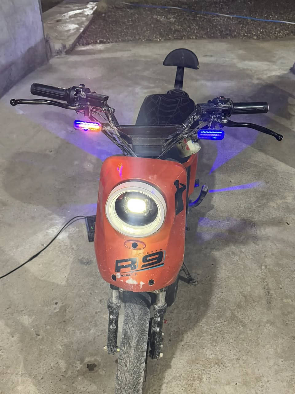 بعد السلام 
موطور شحن للبيع. R9
مستخدم نضيف  شوفت عينك 
السعر ٣٥٠ وبيه مجال اتصال وبيك خير وتدلل 
ما متواجد عل الفيس 
فقط اتصال 
***********
