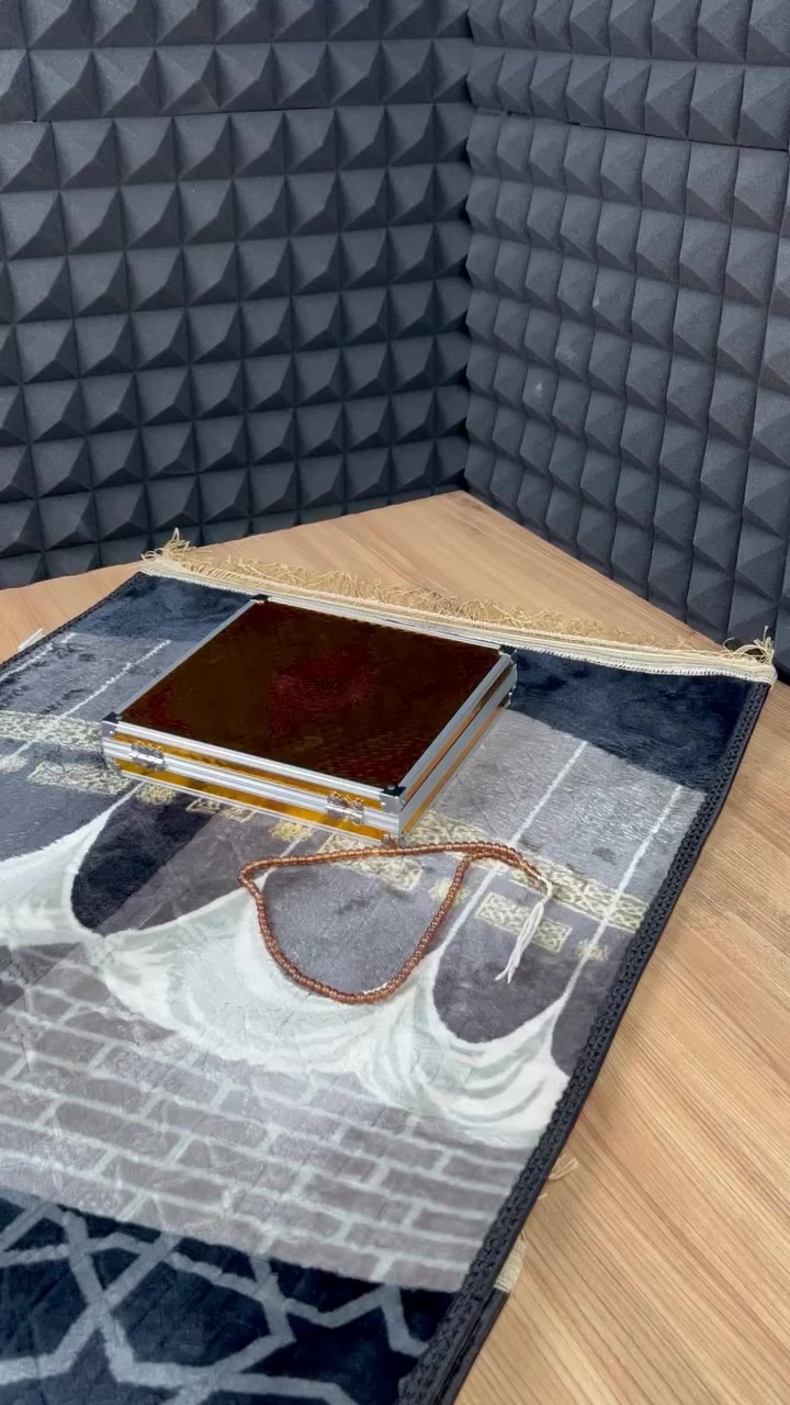 اذكر الله +صلي على النبي 🔥🤍
افحص اي طلب مني قبل لاتستلم لضمان حقك لان حقك يهمنا✨🔥

بوكس ألمنيوم فاخر – المصحف الشريف مع قلم القرآن الناطق متعدد اللغات

الاستخدامات

قراءة القرآن الكريم مع تلاوة صوتية واضحة عبر القلم الناطق.

تعلم التجويد وتصحيح التلاوة للأطفال والكبار.

الاستماع إلى الترجمة بعدة لغات.

تسجيل الصوت ومقارنة القراءة لتحسين الأداء.

الاستفادة من الأدعية، الأناشيد، وكتب إضافية مرفقة.

هدية إسلامية فاخرة للمناسبات الدينية.

المميزات

قلم ناطق ذهبي بتصميم أنيق وفاخر.

يدعم تلاوات متعددة لقرّاء مختلفين.

يدعم عدة لغات للترجمة.

خاصية تسجيل الصوت وإعادة التشغيل للمقارنة.

مكبر صوت مدمج + مدخل سماعات 3.5 ملم.

منفذ USB للشحن ونقل البيانات.

أزرار تحكم بالصوت والسرعة (رفعخفض الصوت – تسريعإبطاء).

بطارية داخلية قابلة للشحن.

يعمل بتقنية الاستشعار عبر تمرير القلم على الآية.

سماعة أذن مرفقة للاستماع الفردي.

بوكس ألمنيوم قوي للحفظ والحماية.

محتويات الصندوق

المصحف الشريف (نسخة ورقية فاخرة).

قلم القرآن الناطق.

سماعة أذن.

شاحن كهربائي برأس ثلاثي.

كيبل USB للشحن.

مجموعة كتب إضافية (مثل: صحيح البخاري، حصن المسلم، الحج والعمرة، قاموس ناطق، أناشيد تعليمية وغيرها حسب الإصدار).

حقيبةبوكس ألمنيوم فاخر للحفظ.

الملاحظات

قياس العلبة:

الطول: 28 سم

العرض: 5.5 سم

الارتفاع: 26 سم

يُشحن القلم بالكامل قبل الاستخدام لأول مرة.

المنتج مناسب للكبار والأطفال.

يُحفظ بعيداً عن الرطوبة والماء.
السعر 60 الف والتوصيل مجاني لجميع محافظات العراق 🔥🔥🔥🔥🔥🔥🔥🔥🔥🔥
#بوكس_القران_الكريم #قلم_القران_الناطق #رمضان2026 #اربيل_كربلاء_النجف_ميسان_كركوك_ذي_قار_سليمانية_دهوك_الموصل_فاشن_مودل_العراق #اكسبلور_explore


**إذا كنت صاحب هذا الإعلان وتريد حذفه لأي سبب، رجاءا أرسل رسالة إلى الدعم الفني**