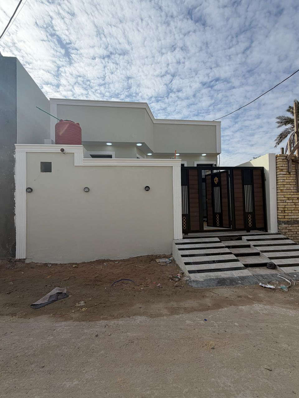 السلام عليكم يوجد لدنه دار البيع مساحه ١٦٠ متر طابو زراعي عراقي يحتوي على غرفتين وصاله ومطبخ وستقبال حمامات ٣ بناء حديث درجه اولى كافت الخدمات ماي كهرباء تبليط اناره يبعد عن السايدين ٣٠٠   نسخه من الطابو وكاله بسم المشتري البهادريه منطقة اللكطه الستفسار ‭٠٧٧٤ ١٣٤ ٤٨٥٢
