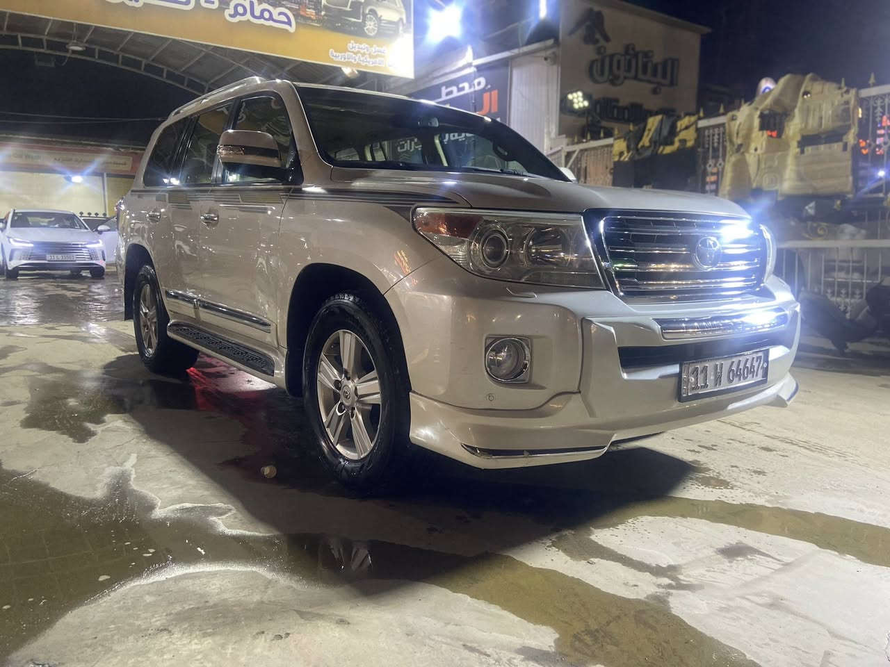 السلام عليكم لاندكروز موديل ٢٠١٤ خليجي بريم اصل ام الطفاية كفالة عامة من صبغ وتبديل ماشية ٩٠ الف حقيقي شرط برغي ما مفتوح بيها المحرك والكير كفالة وبيها تخم تاير جديد ومواصفات البريم معروفة 
فتحة سقف سلايت 
بصمة ابواب وتشغيل وصندوق 
تشغيل عن بعد 
انارة ترحيب 
انارة داخلية
دشبول صاج 
داخل جلد بيجي سبعة راكب 
ثلاث قطع تبريد مركزي 
فور ويل 
كاميرا دوارة 
حساس امامي خلفي مكانها بغداد وسعرها 
٣٩٣ للاتصال 
***********
