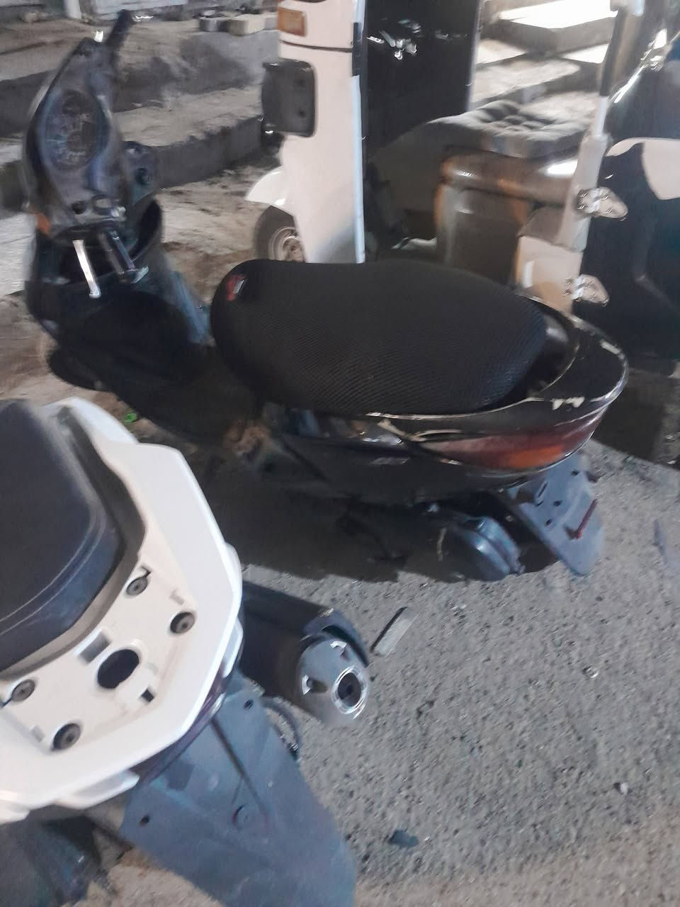 السلام عليكم بريز للبيع بيه نقص بس كلوب لايت شغاله نكره سلف السعر ٣٠٠ وبيه مجال ***********
