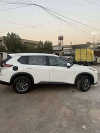 نيسان روج موديل2024  لون ابيض محرك1500 تيربو  حادث موضع ب صور بس دعامي...