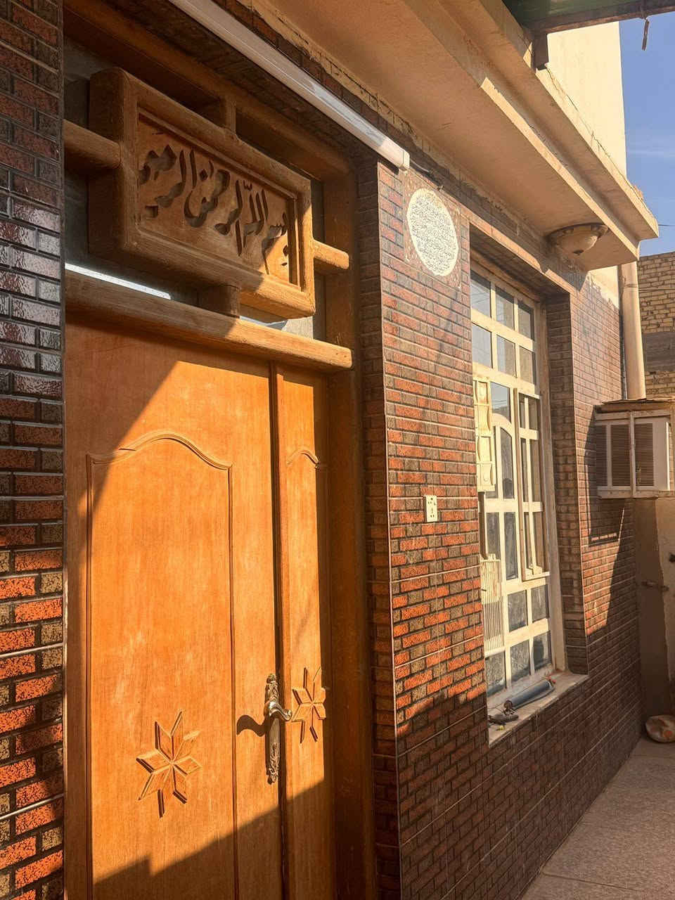 يتوفر لدينا  م. انيس النفوس دار  للبيع المساحه ١٥٠ متر طابو صرف/ البناء طابوق وصب كونكريت الرباط الأرضي ورباط الشبابيك والسقف عكاده والارضيه مرمر ( البناء ٢٠١٠ )
يحتوي على غرفتين نوم وصاله ومطبخ واستقبال وغرفه سندويج في الطابق الثاني 
طابو صرف وغير مطلوب سلفه  الموقع الدغاره حي العسكري للأستفسار أكثر مراسلتنا على الخاص او الاتصال على الأرقام الموجوده أسفل المنشور
***********
***********
