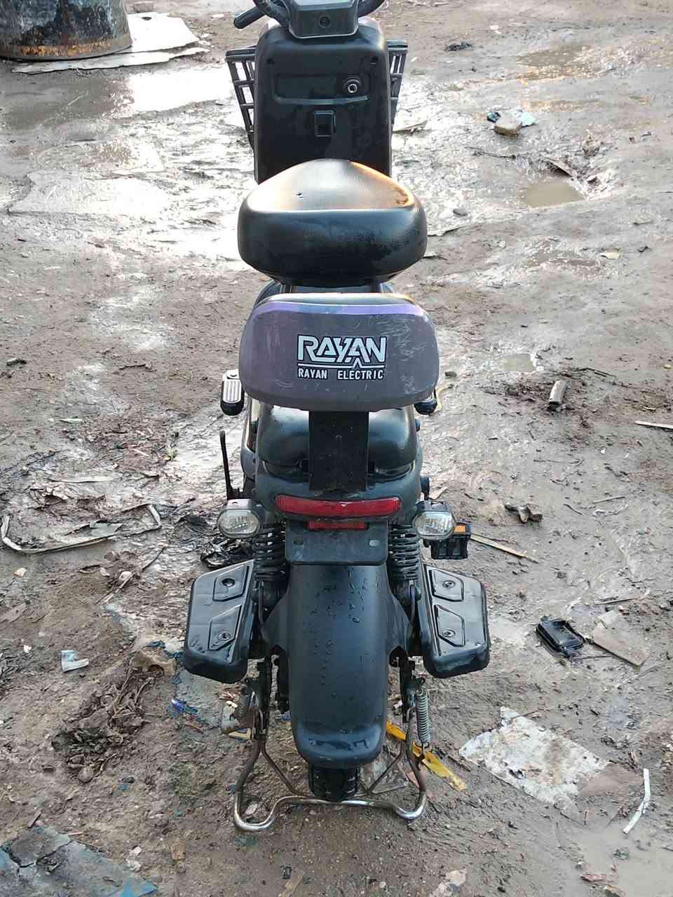 السلام عليكم
دراجه شحن حجم 14 موديل 2025 

عدد النمر 3 سرعه حقيقي 40 

بصمه + سويجين السعر 300 وبيه مجال
مكاني بغداد الشعله شارع ابو الدهن
للاستفسار اكثر ***********
