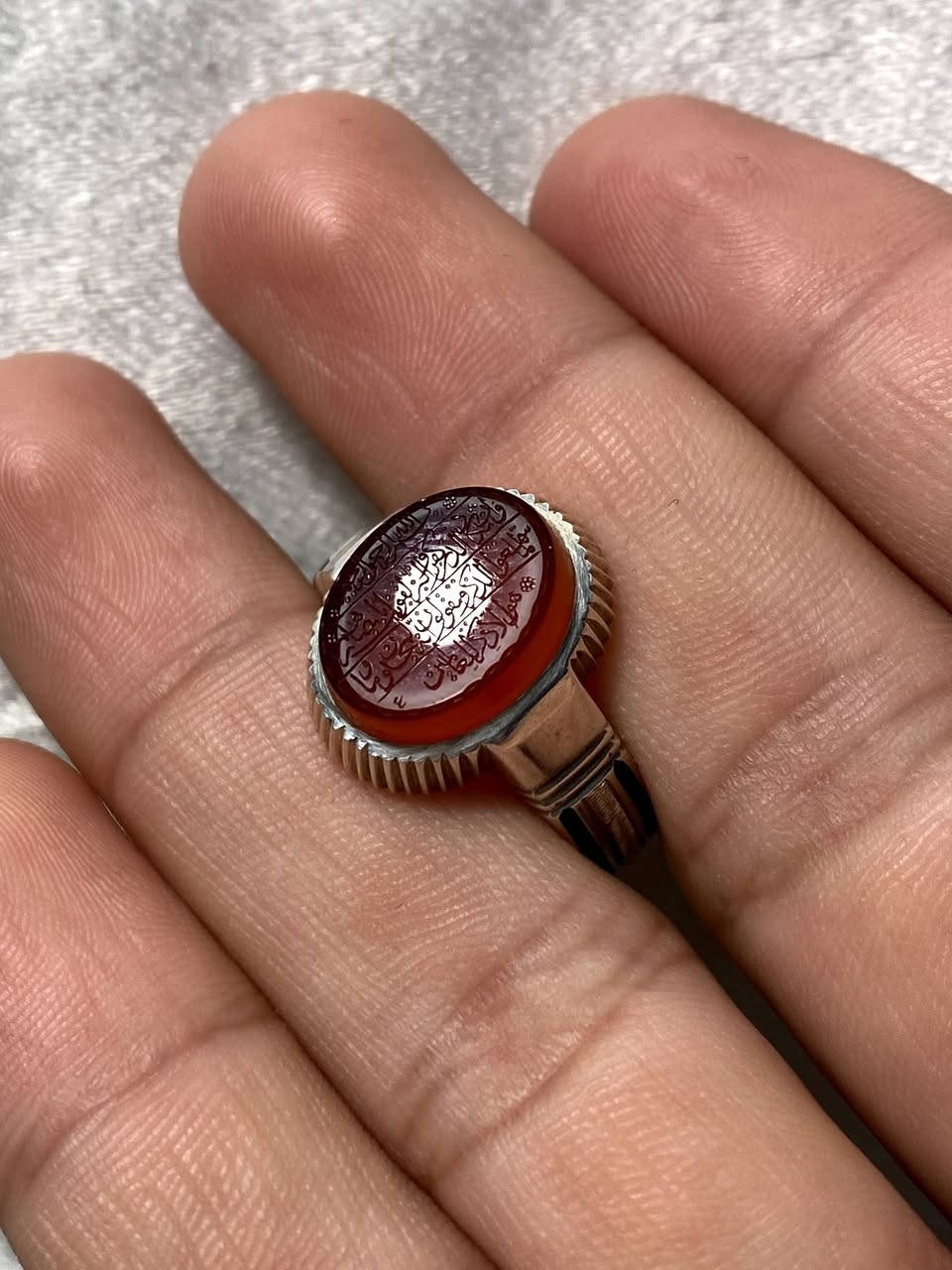 اللهم صل على محمد وآل محمد 
خاتم من العقيق اليماني احمر طبيعي خام جميل جداً 
مقاس الخاتم 23 مقاس الحجرة 13 ملم 

مخطوط الآية الكريمة { وإن يكاد الذين كفروا ليزلقونك بأبصارهم لما سمعوا الذكر ويقولون إنه لمجنون * وما هو إلا ذكر للعالمين }

بخط الاستاذ ✍️ (عرفانيان) من تلامذة الاستاذ (عباس ظابطي) 
ملاحظة مهمة : ( السعر غير مناسب 🤍 ) 

للاستفسار خاص او واتساب *********** 
توصيل جميع محافظات العراق 🚘
