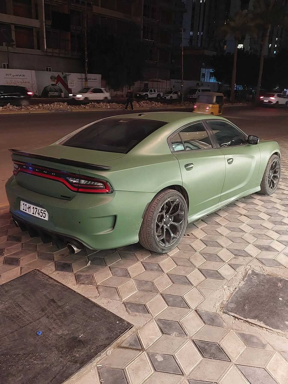 جارجر ٢٠١٨ وارد امريكا محرك ٥٧٠٠ حره باسمي رقم بغداد حادثها جاملغ خلفي فقط عكس السائق مطاك بيها اي ايرباك وصور الحادث موجود السياره بوليسية واني مبدل بيها كل شي يعني غرفة كاملة كشنات وتنته لان هي تجي بدون مصباح داخلي بدون يدات قماره بدون حصان كير تعليك ومسوي طرح كت كامل srt فافون اصلي مو فايبر ويل كب تخم تاير ٢٠ حتى الدبلات الخلفيه مبدلهن لان البوليسية تجي اعلى من الجارجر العادية بسبب الدبلات شديتها دبلات مال هيمي صارت طبيعية يعني باختصار السياره ممبينه بوليسية فقط من الكير لان كيرها عصا والي ميعرف ليش كيرها عصا افهمة كير البوليسي اكبر من كير العاديه ويجي ميكانيكي مو كهرباء لذلك من ينزل يصير اليدة عصا مو كهرباء السياره جاهزه وجديده واني مغير لونها اصلها سلفر مصبوغة داخل وخارج والصبغ مو صبغ عليوي صبغ وكلير طافي واي شخص راح يجي يشوفها ياكد من كلامي .
وضايفلها منظومه غاز يعني انسى صرف البانزين المحسن وغيره
مواصفات ....
محرك ٥٧٠٠ . شاشة كبيره . كامرة دوارة. حساس خلفي . كشنات كهرباء . ويل كب ٢٠ . كت كامل srt اصلي فافون . سعر 175
  ***********
