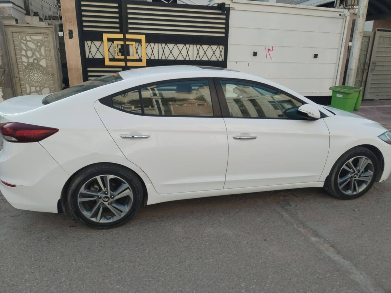 الانترا خليجي رقم بغداد نكريزي َمكفوله من الصبغ   بيها كم دعجه زغار واضحات بل صوره  ماشيه ١٣٠ بسمي  السعر 165
***********
